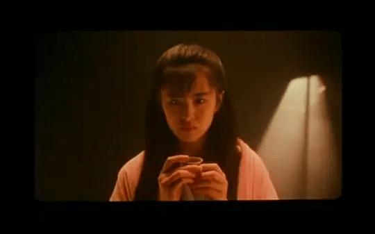 32年前王祖贤这部港片，“破尺度”出演，虽删减8分钟却依然经典