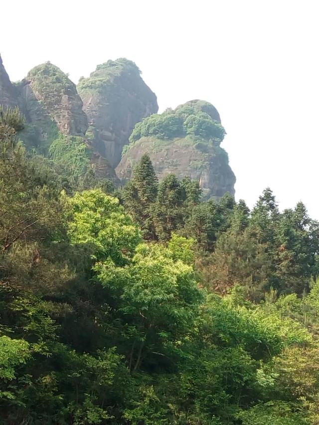 一个让人流连忘返的地方,山清水秀,只需要坐在河边发呆就行。