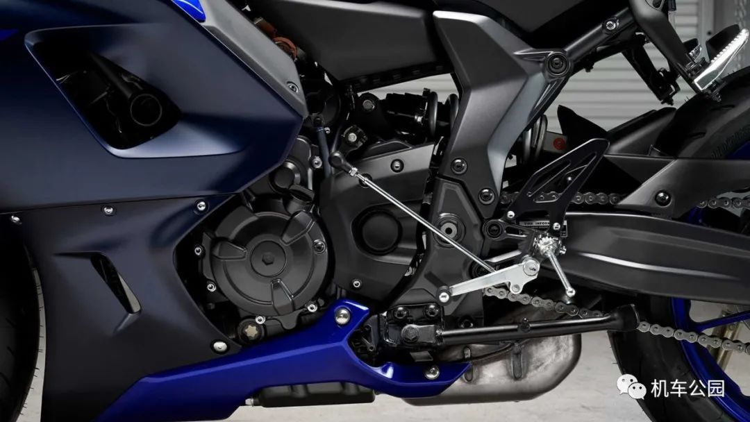 8999美元，雅马哈发布2022款R7，车身比R3还窄