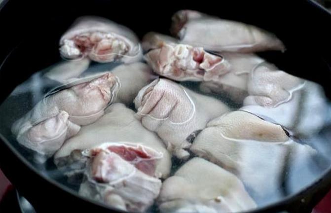 猪蹄炒糖色总容易糊?小火慢炒色泽才红润!入味又有嚼劲