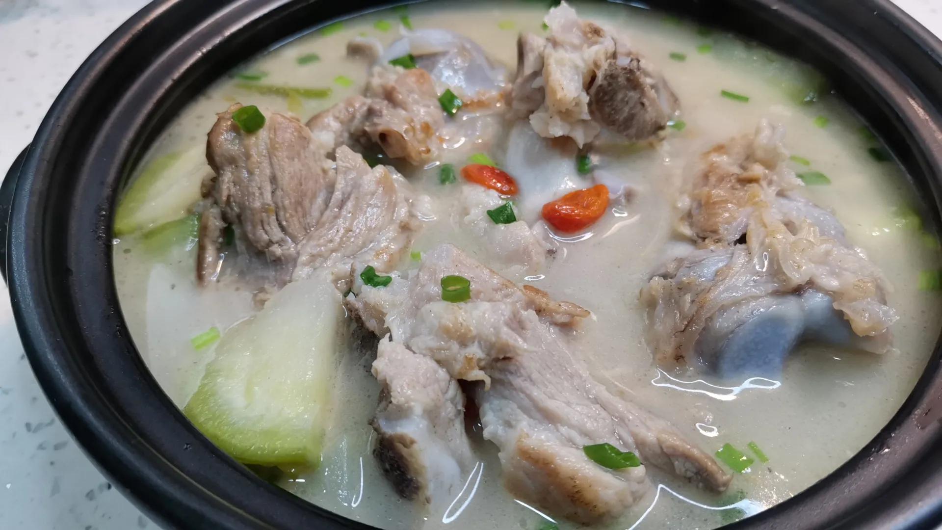 骨头汤怎么炖出奶白,骨头汤怎么熬成奶白色的