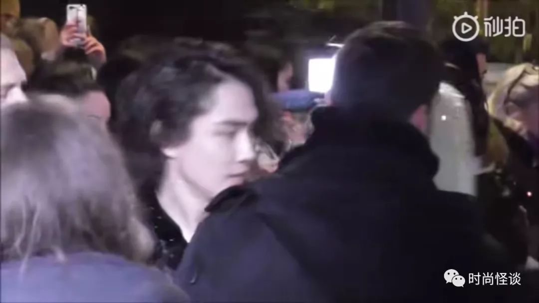 潮酷穿搭适合化什么妆 (美妆博主戚薇完整版视频)