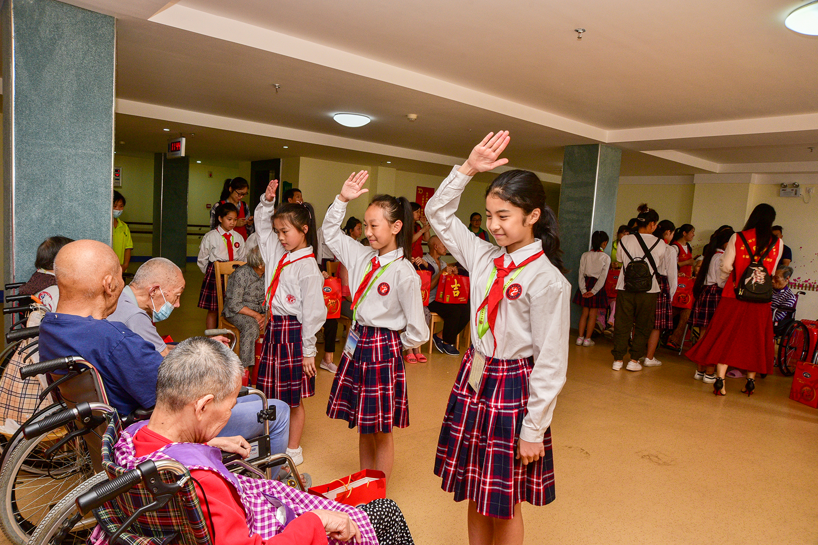 小学敬老孝贤月活动总结,尊老敬老教育活动报道