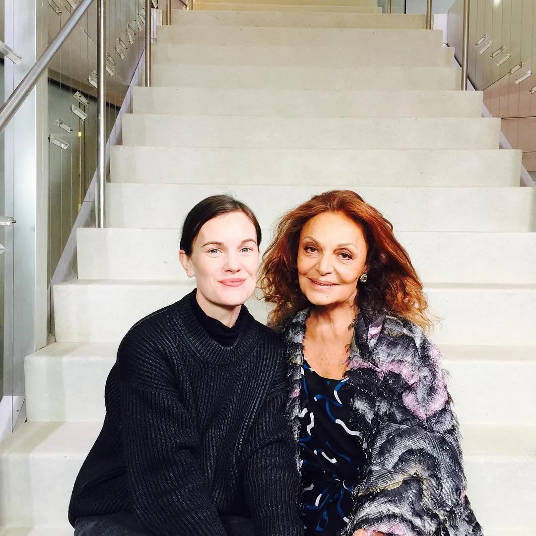 一件风衣穿10年！这位前VOGUE编辑才是职场穿搭范本吧