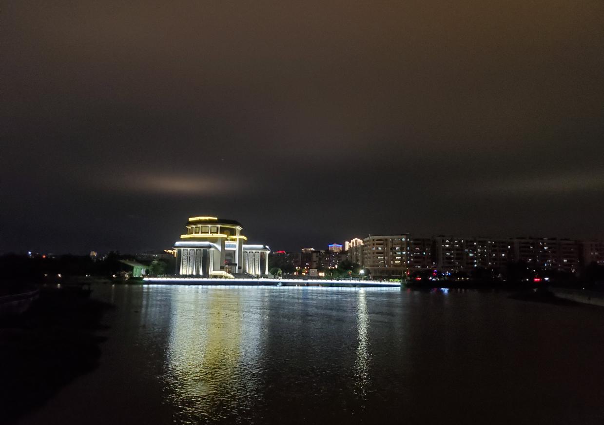 外媒三星galaxys10全系列上手体验,三星galaxys21观影体验