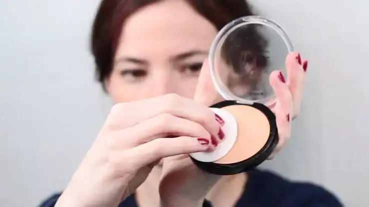 蜜粉散粉不卡粉,蜜粉散粉粉饼区别