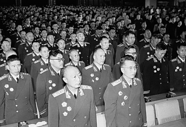 开国中将历任两大军区政委，主席南下两次与他谈话，后被免职降级
