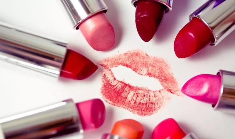 “口红一哥”李佳琦，旅行出门带哪只口红？