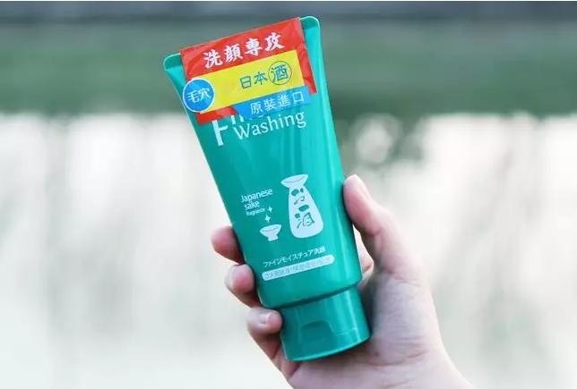 抖音上爆火去螨虫黑头的洗面奶,全网很火男生洗面奶