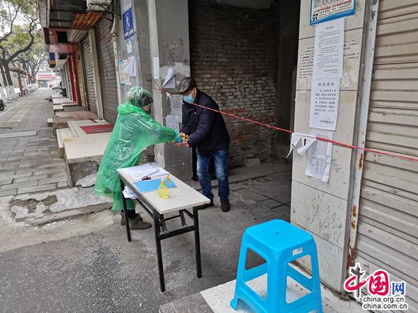 凡人“疫”举丨值守“三无社区”累到心脏早搏她说：“我不想当英雄，但也不能当逃兵”