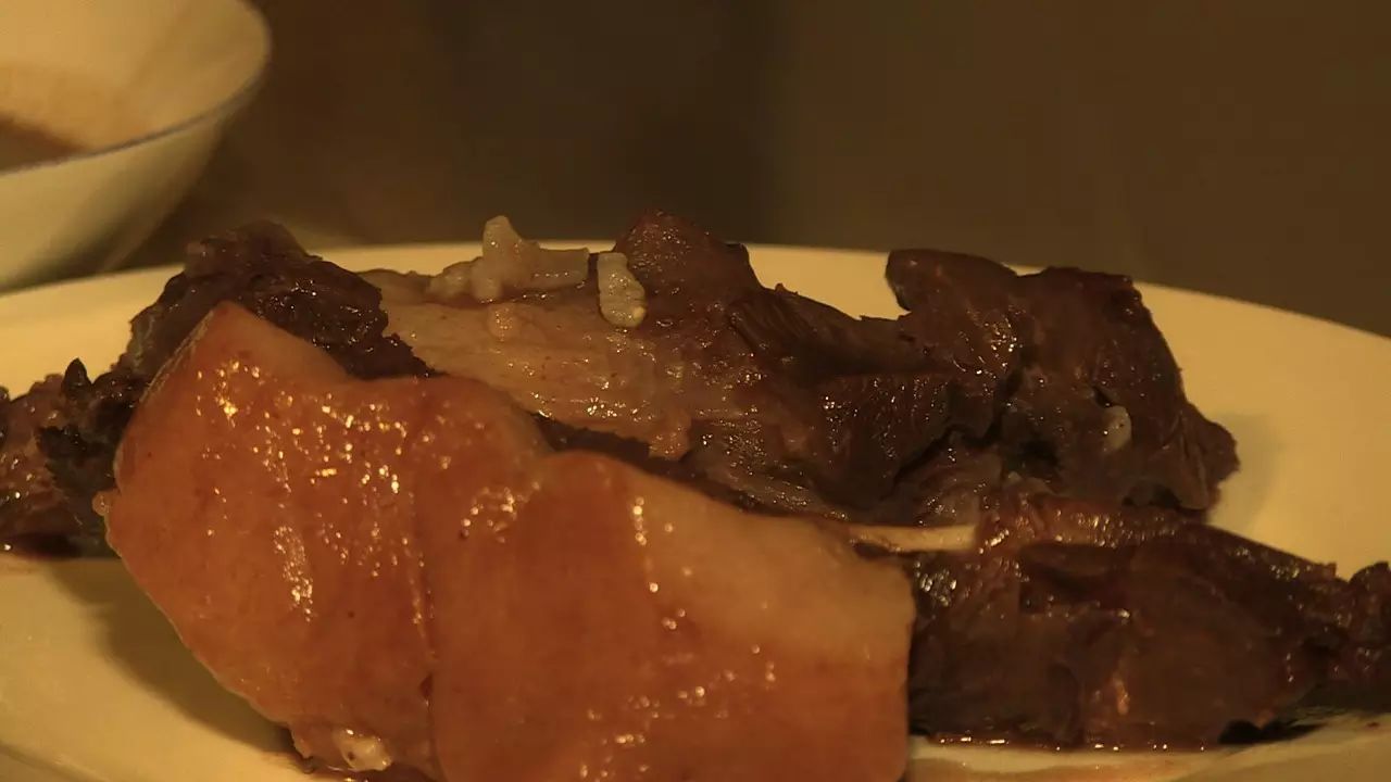 生吃独角鲸、乱炖北极熊，因纽特人的圣诞大餐，你敢吃吗？