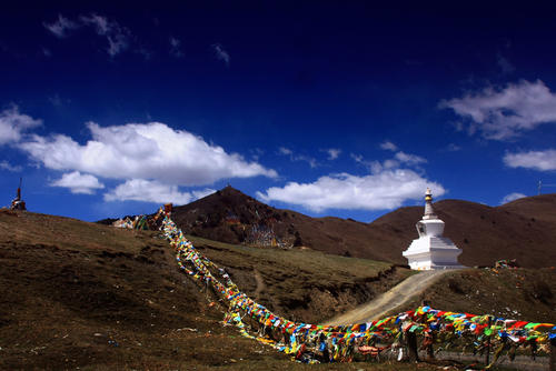 丁真的家乡是甘孜哪里,丁真家乡理塘有多美