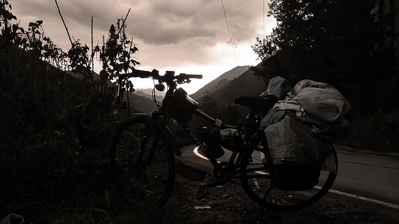 夜骑318上天险小川藏，暴雨夜闯野三关，进恩施别宜昌遇塌方