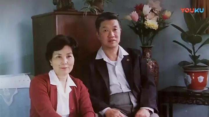 90岁夫妇恋爱日常，诠释了“与子偕老”：我忘了全世界，但记得你