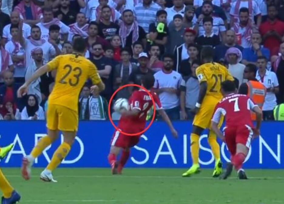 倒地+手球皆遭无视!两次业余判罚遭球迷怒怼:裁判为西亚真拼了