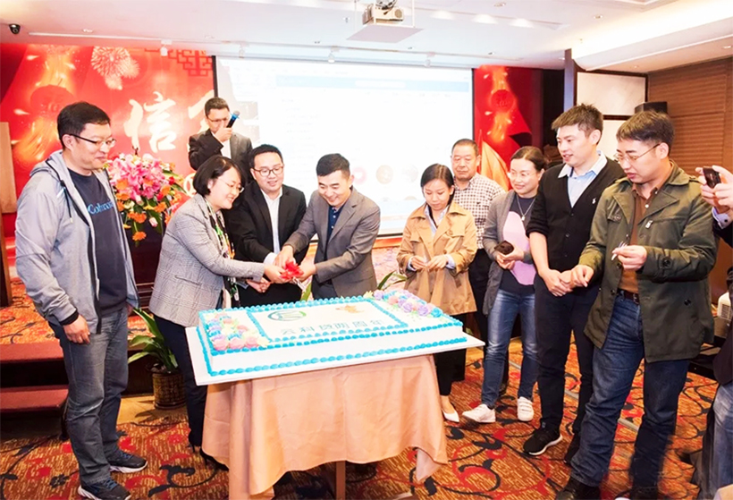 为深圳云科贷公司定制的2周年年会大蛋糕100X60厘米