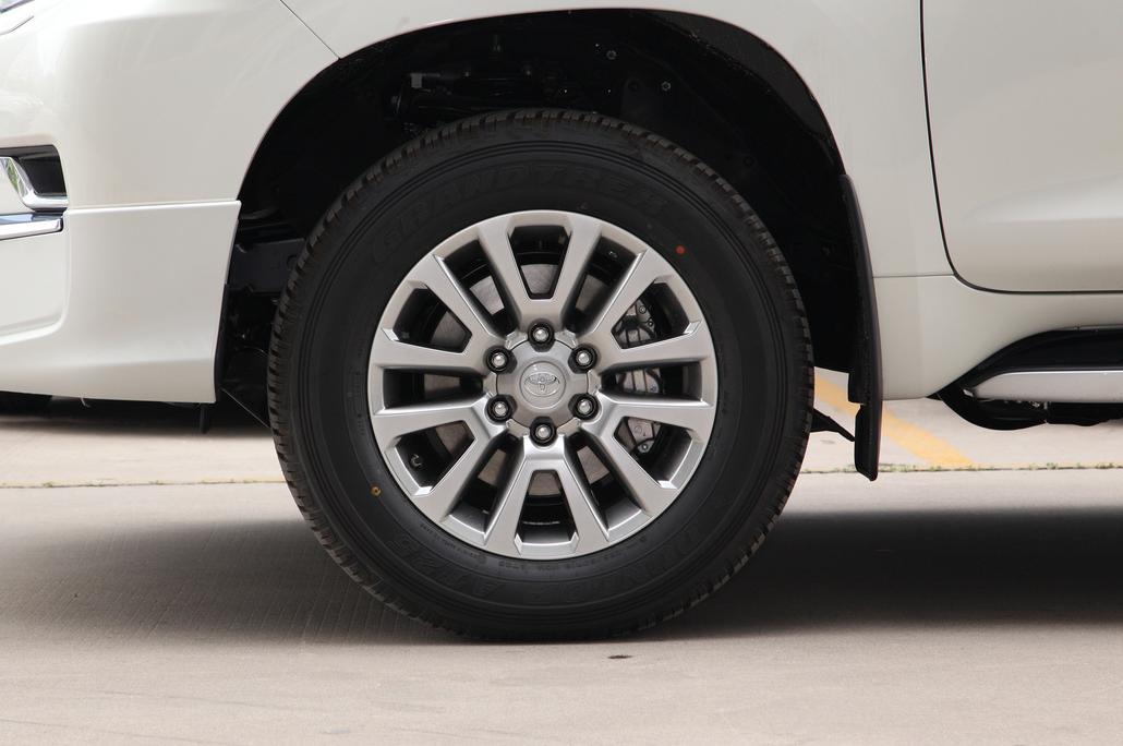 长4.8米，重2.3吨的丰田普拉多，今年6月就停产，如今上牌都很难