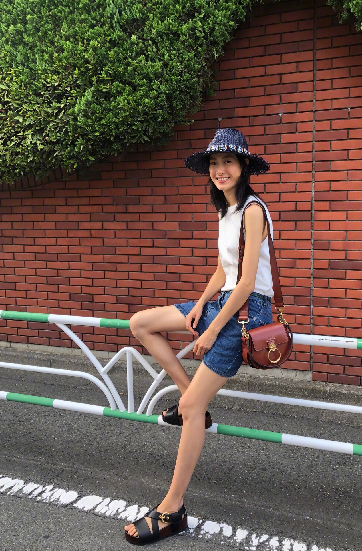 陈冠希老婆自带富贵相，穿渔网衣外搭条纹套装，腿上亮丝太抢镜