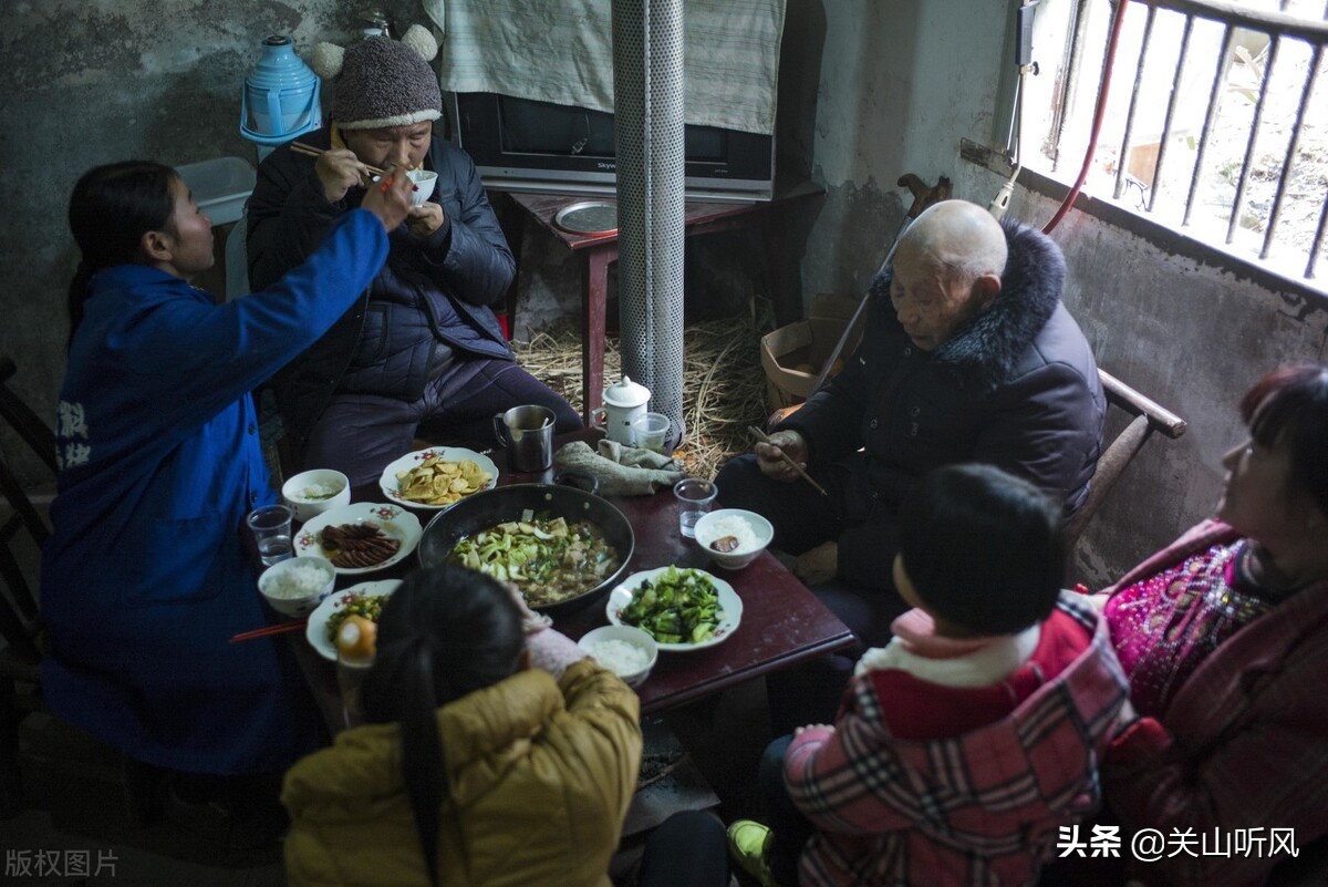 俗语“小孩吃了猪尾巴”的下一句是什么？你还记得哪些类似说法？