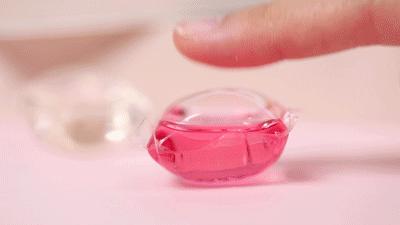 洗衣液倒多了衣服洗不干净怎么办,洗衣液直接倒衣服上变色怎么恢复