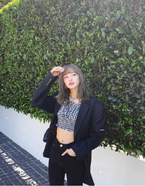 lisa慵懒风t恤加牛仔裤穿搭,lisa机场穿搭大衣牛仔裤