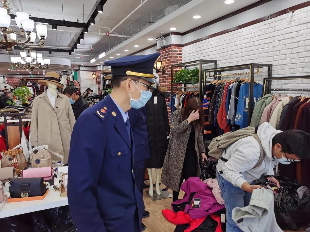 严打商标侵权！西城区市场监管局查获一批假冒知名品牌服装