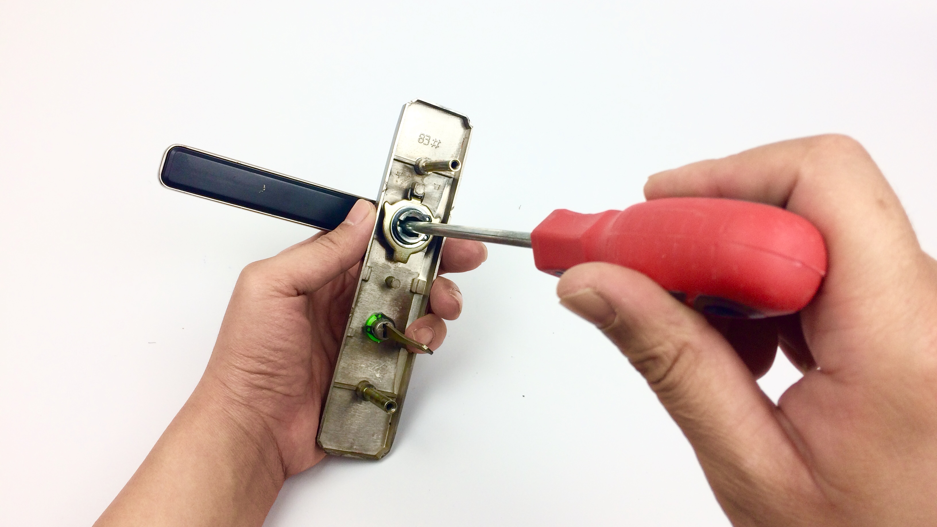 门把手松动拆不下来,门把手松动可以修吗