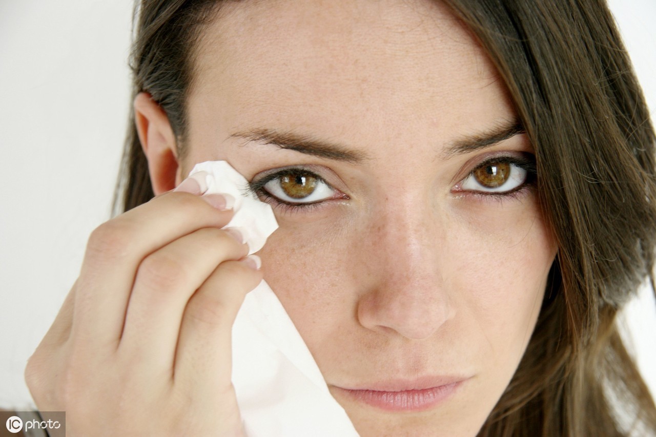 怎么让自己变成双眼皮不用做手术,怎样不做手术眼睛也能变成双眼皮