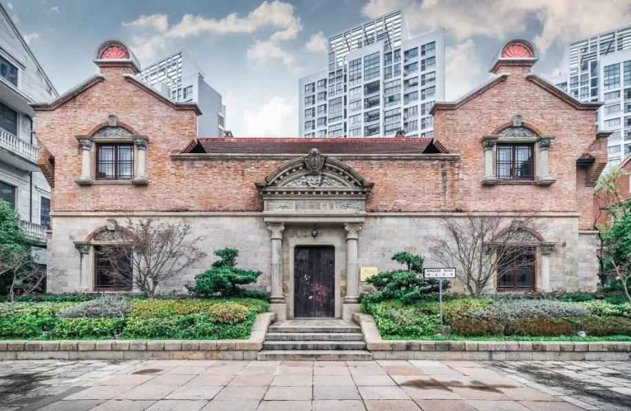 晚年杜月笙，蒋介石拉拢，大陆挽留，却还是挤在一个三室一厅小窝