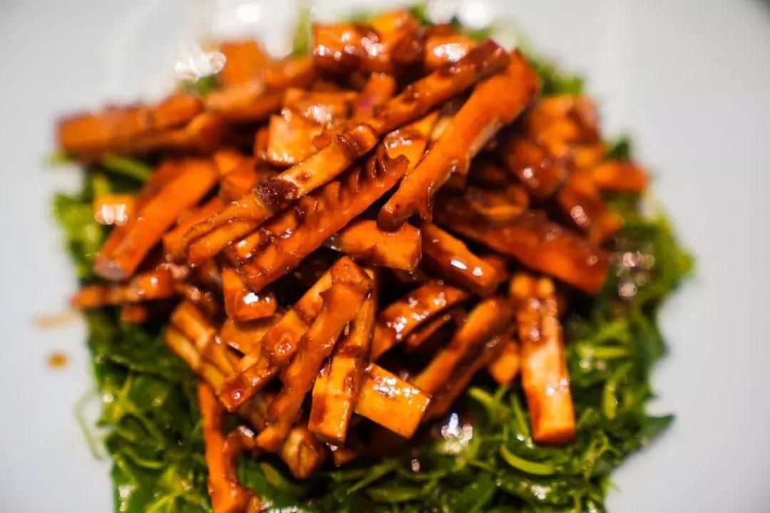 睡进这间藏身青山湖边的理想酒店，一起探寻临安城的悠居岁月~