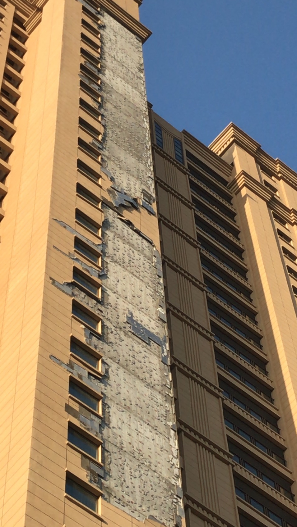 拉菲公馆最近状况,拉菲公馆墙皮刮掉