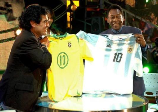 马拉多纳退役后回到那不勒斯,马拉多纳走出半生