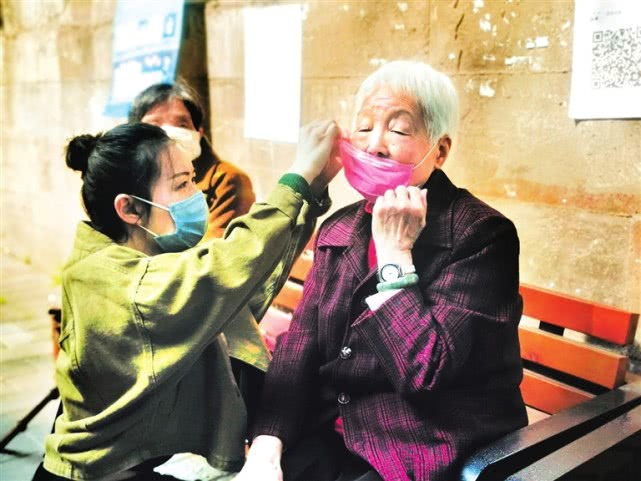 重庆空巢独居老人招聘一对一保姆,重庆照顾老人住家保姆价格