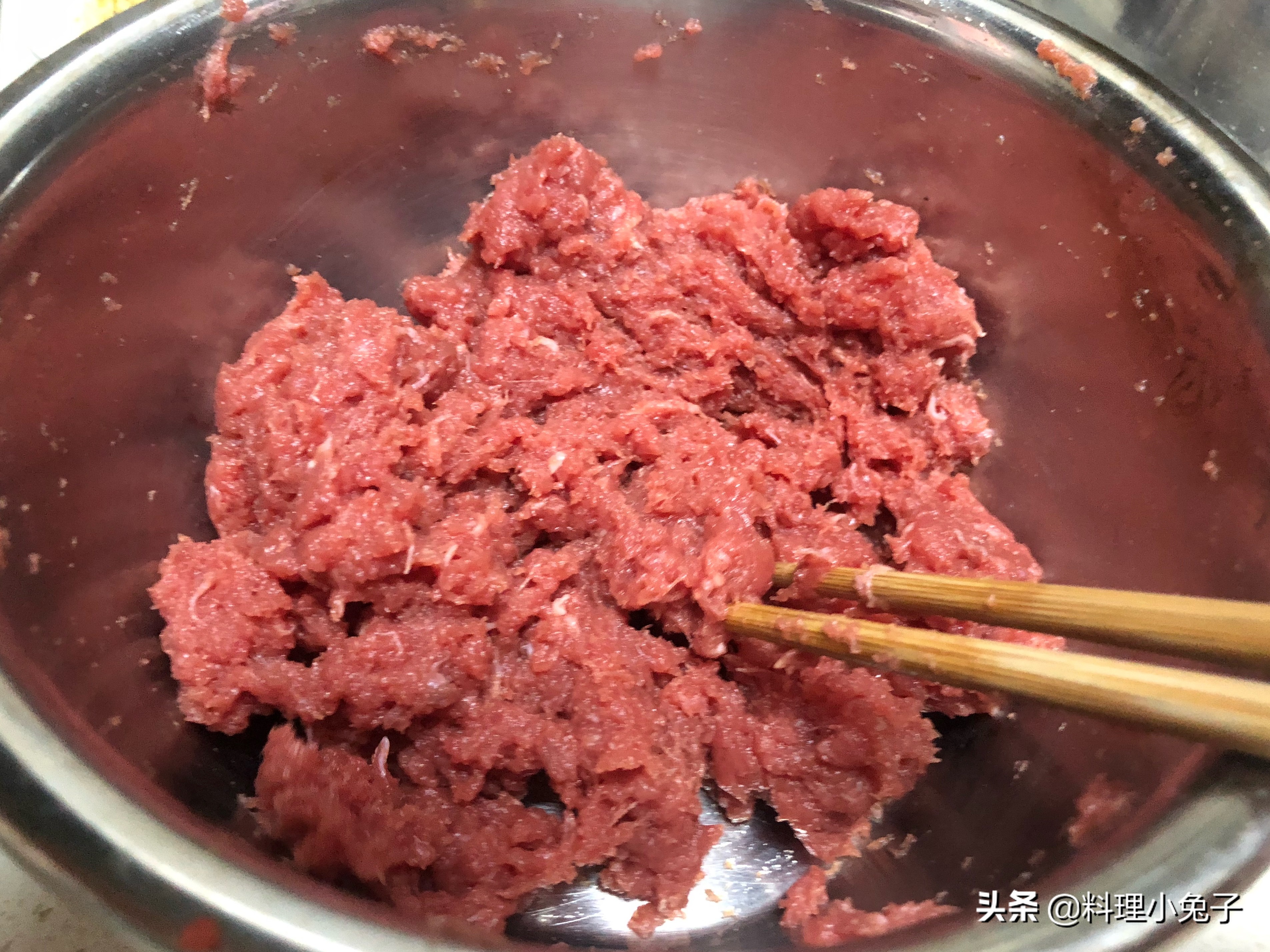 牛肉胡萝卜肉馅饺子怎样调馅,正宗牛肉洋葱馅饼肉馅做法视频