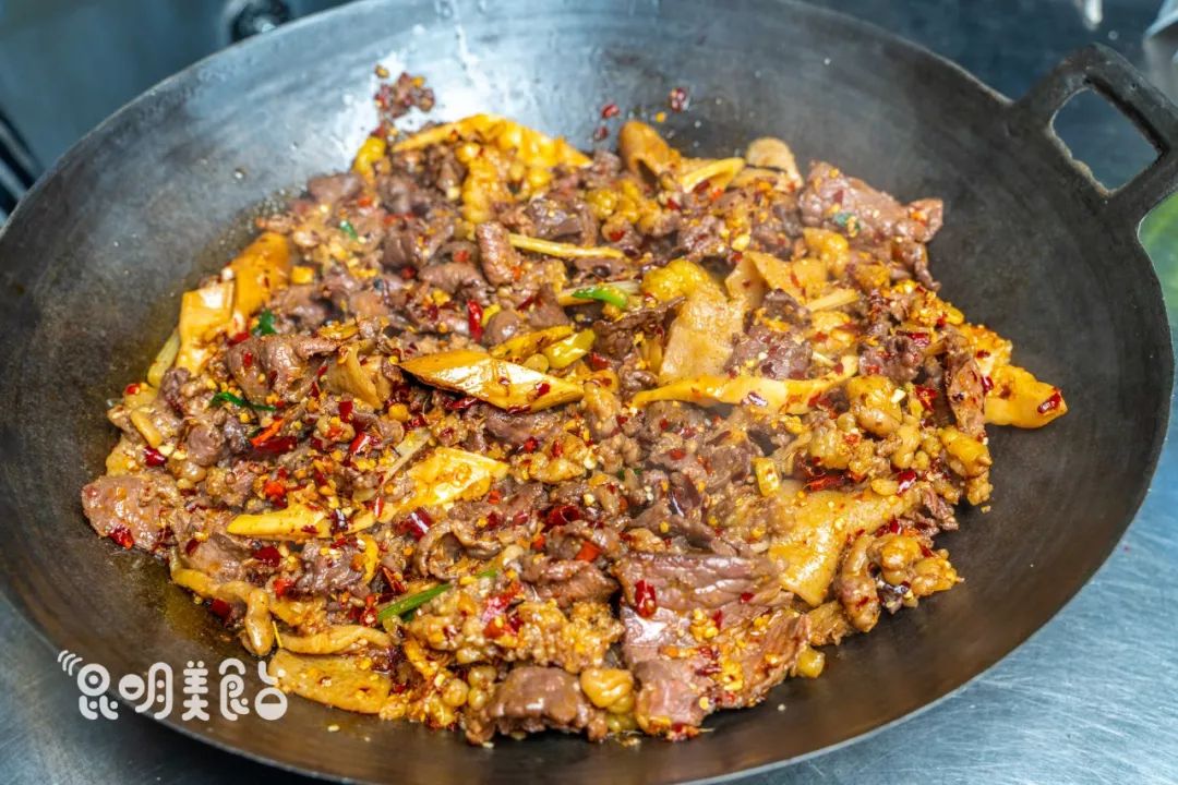 昆明每天卖的最好的美食,昆明每天卖几百桌的街边美食