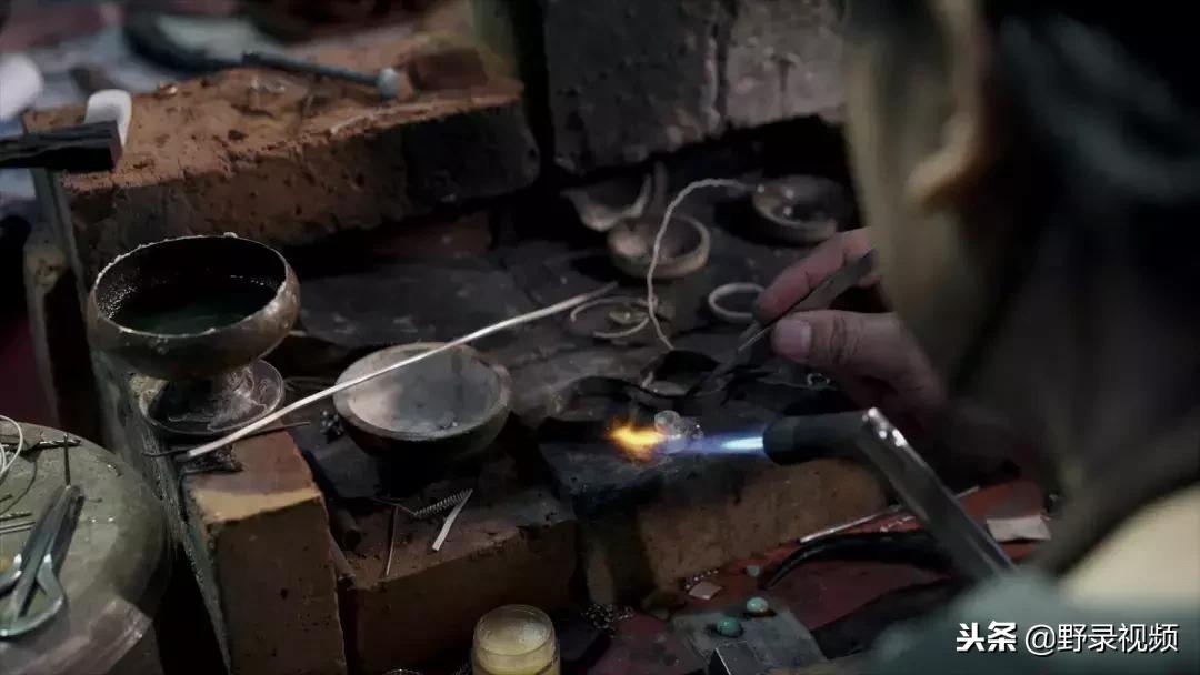 敖鲁古雅原始部落驯鹿喂草,敖鲁古雅驯鹿旅行