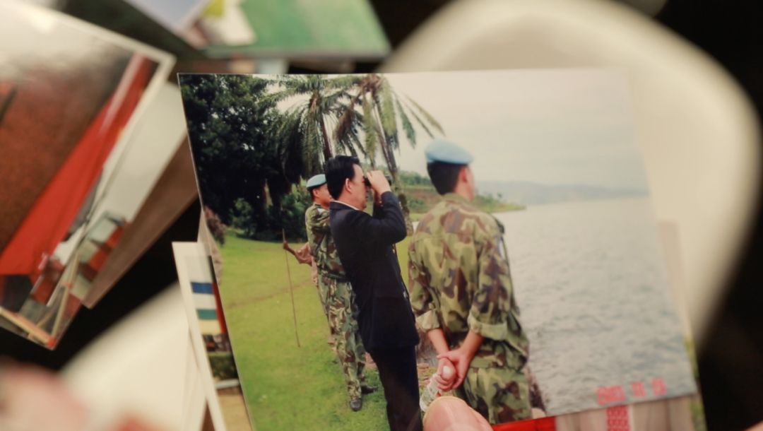 大使回忆：打上中国*旗国**，我驾车穿越10道*锁封**线