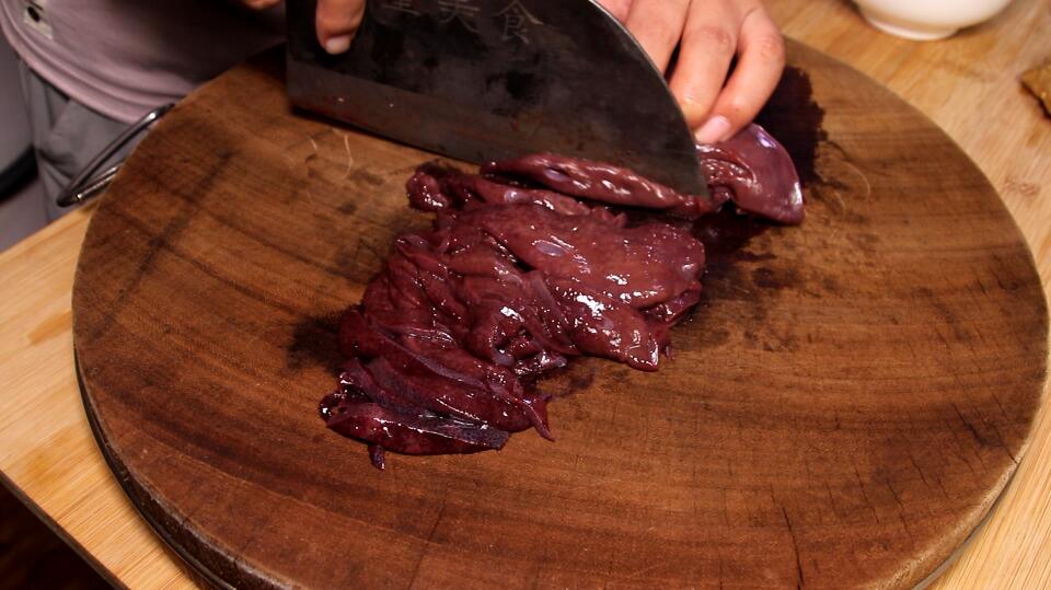 猪肝怎么腌制要焯水吗,炒猪肝是先放料酒还是后放料酒