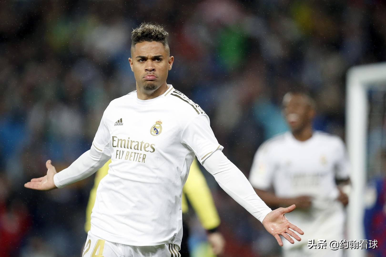 c罗进球台上小球迷,当c罗面做c罗庆祝动作