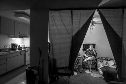 末路狂花:美国退伍女兵饱受*队军**性侵、自杀、*品毒**、抑郁、无家可归困扰