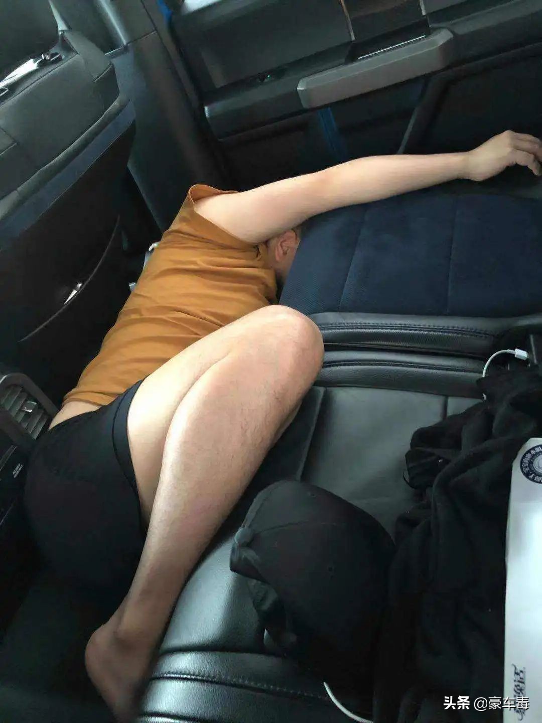 豪车毒老纪考斯特,豪车毒老纪小跟班