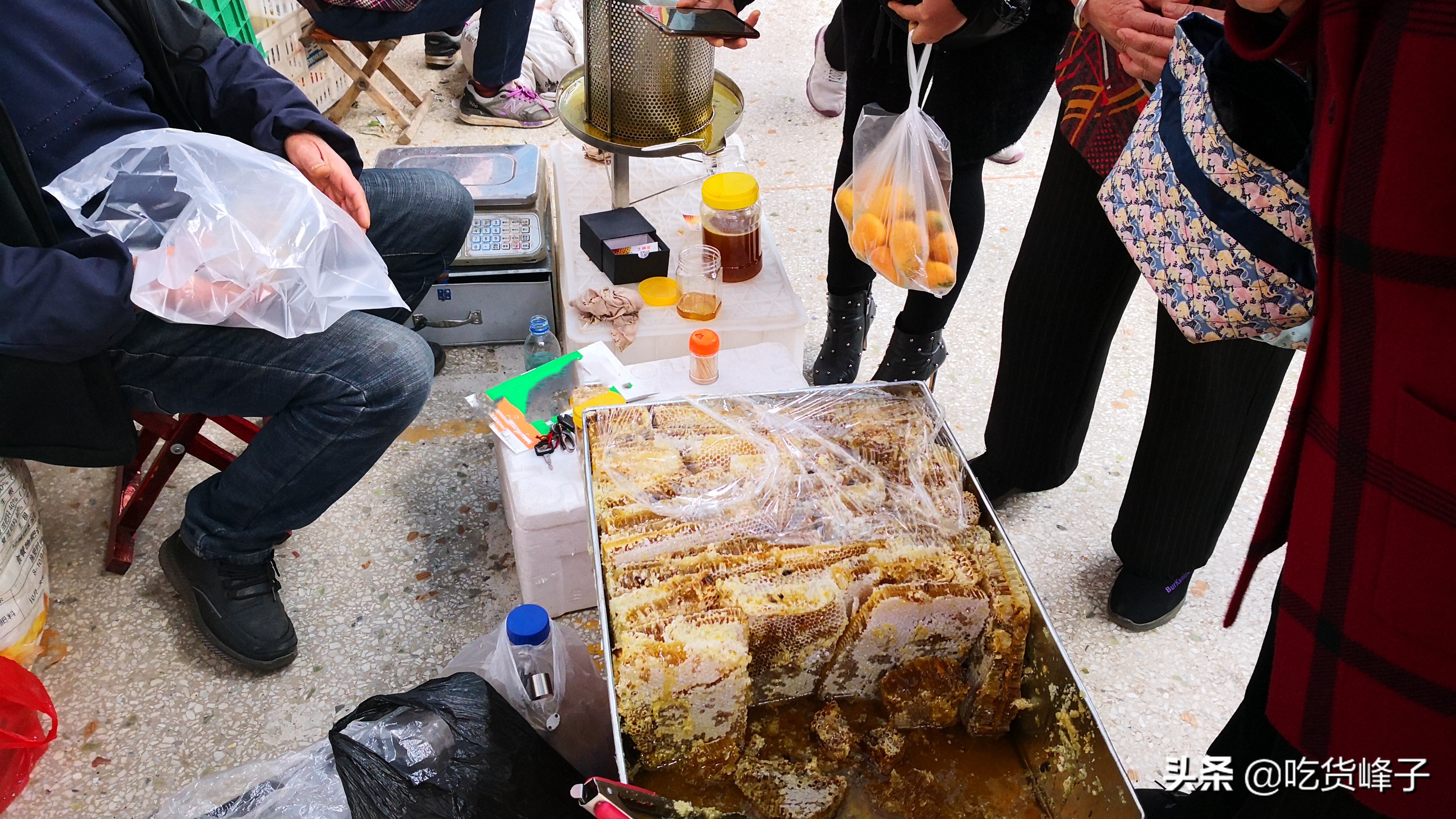 83岁老人在大集上摆摊卖稀罕物,早市70元一斤稀罕物