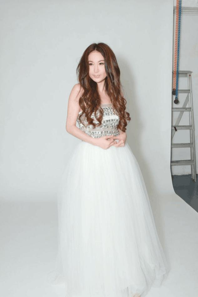 温碧霞年轻的穿搭,温碧霞穿蓬蓬裙