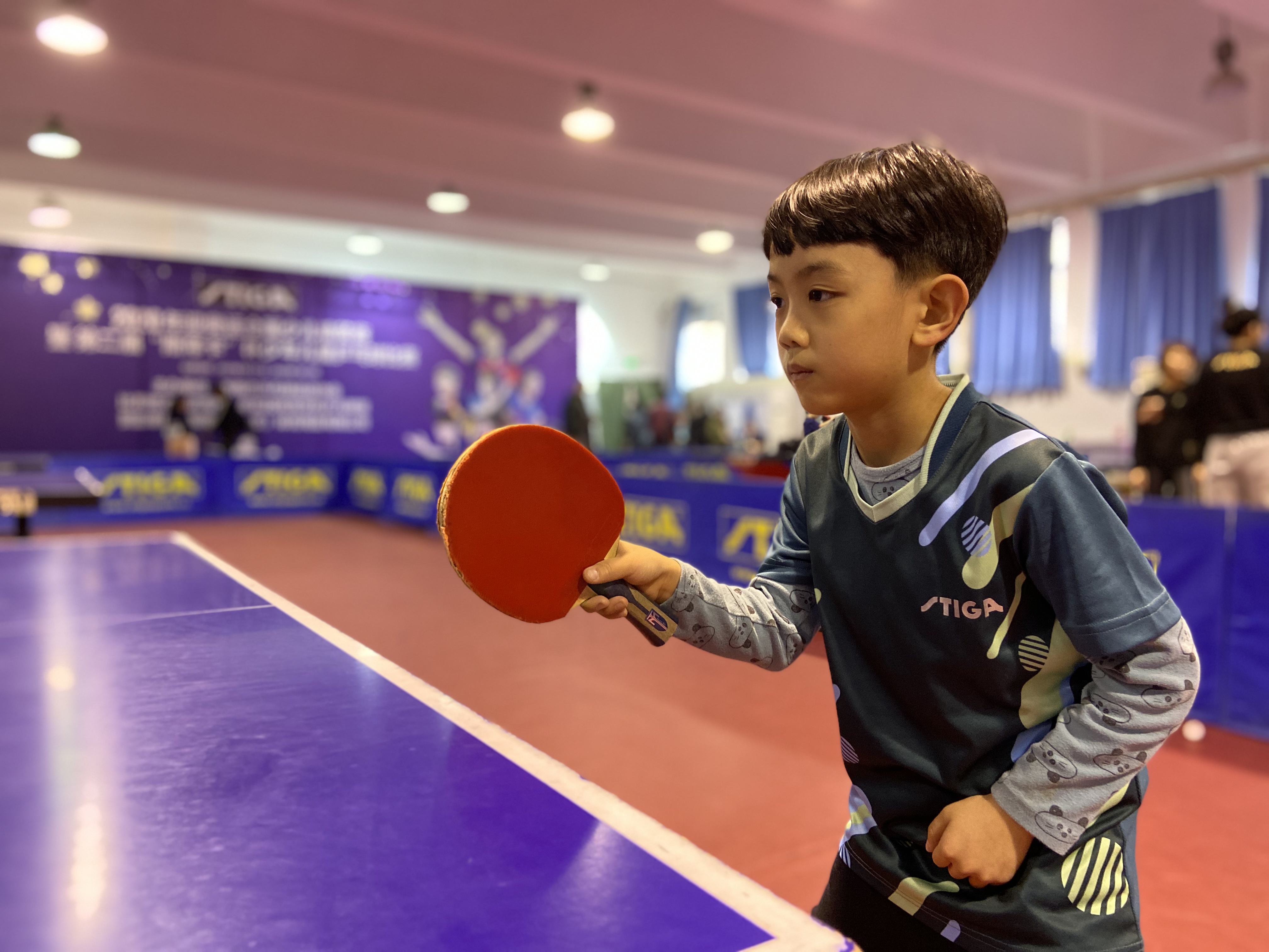 现在的小孩打乒乓球,现在的小朋友乒乓球打得好厉害