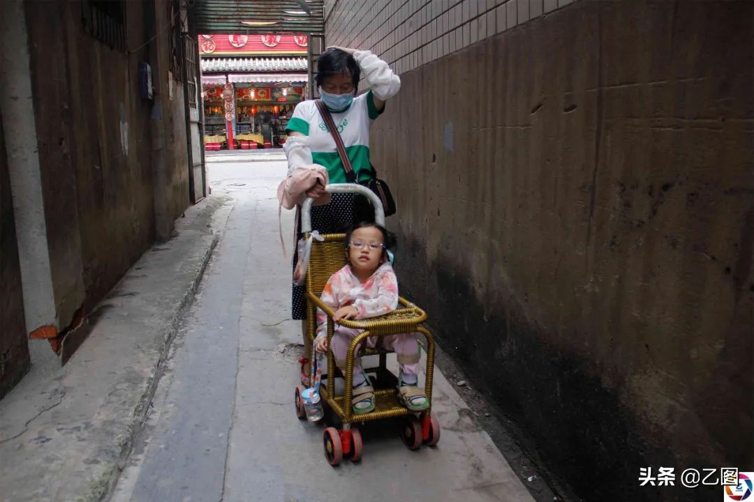 42岁残疾妈妈借钱做试管婴儿,残疾单亲母亲为女儿做手术