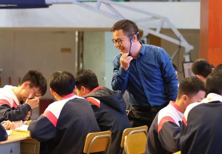 巴陵郡三湘四水英才聚，香樟园高谈阔论红烛燃