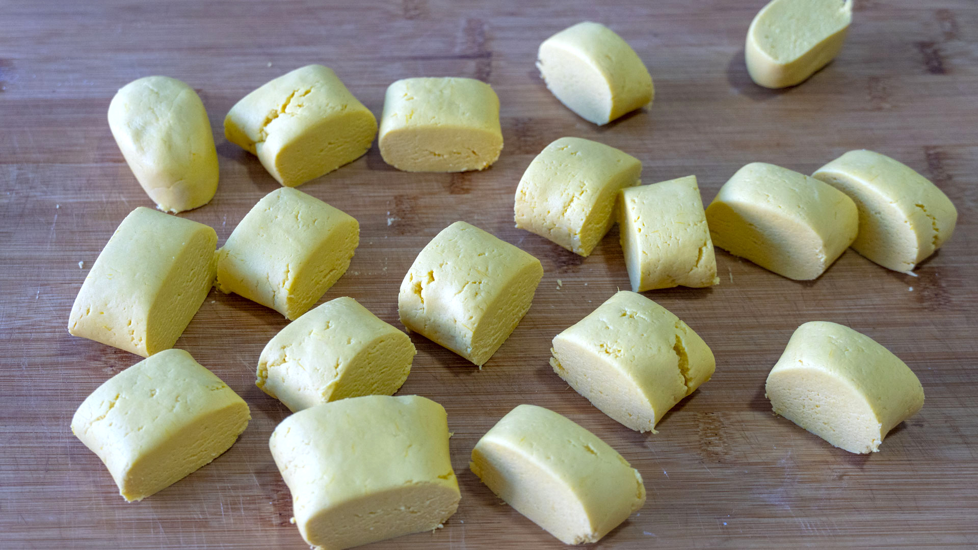 软糯香甜的南瓜饼超简单,好吃的南瓜饼老人孩子都抢着吃