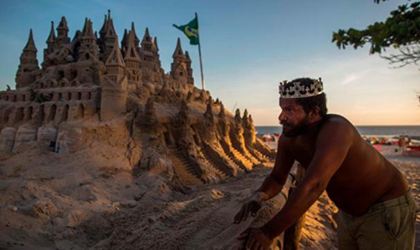 巴西一雕刻家在沙滩“建国”，称王22年，靠和游客拍照维持生计