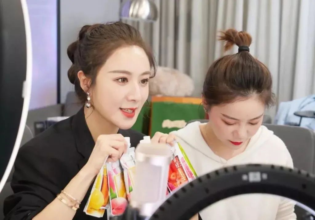 离婚3年后，湖南51岁中专学历阿姨抱走近1亿元现金