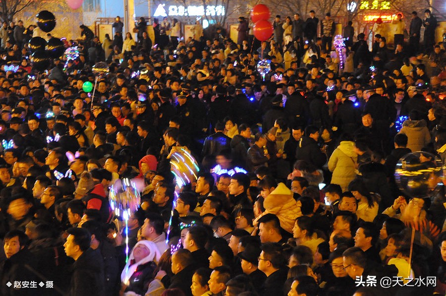 甘肃天水数万民众“上九朝观”祈福纳祥争烧头柱香！（组图）